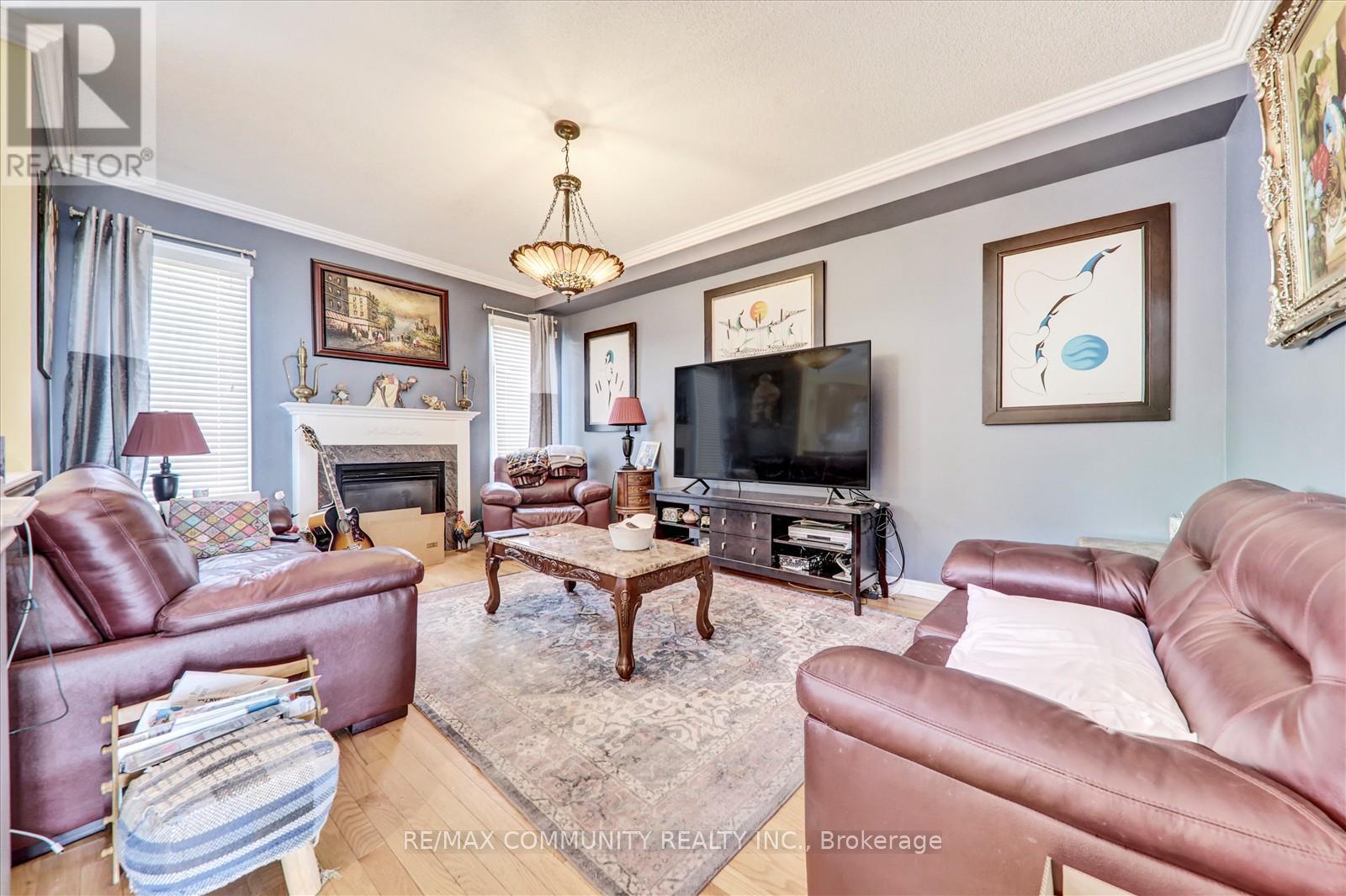Photo 12 of 37 Condarcuri Crescent, Markham ON