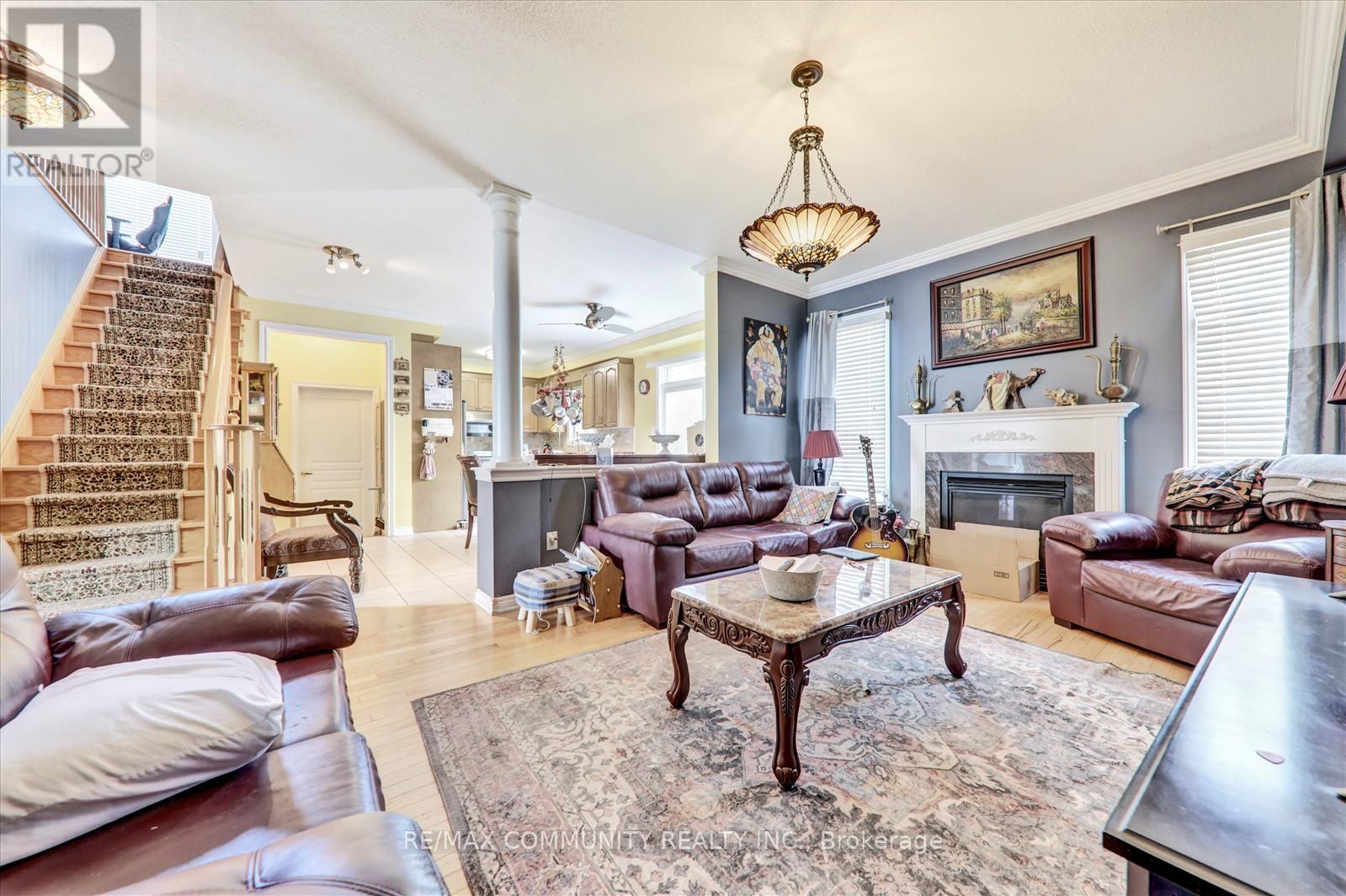 Photo 13 of 37 Condarcuri Crescent, Markham ON