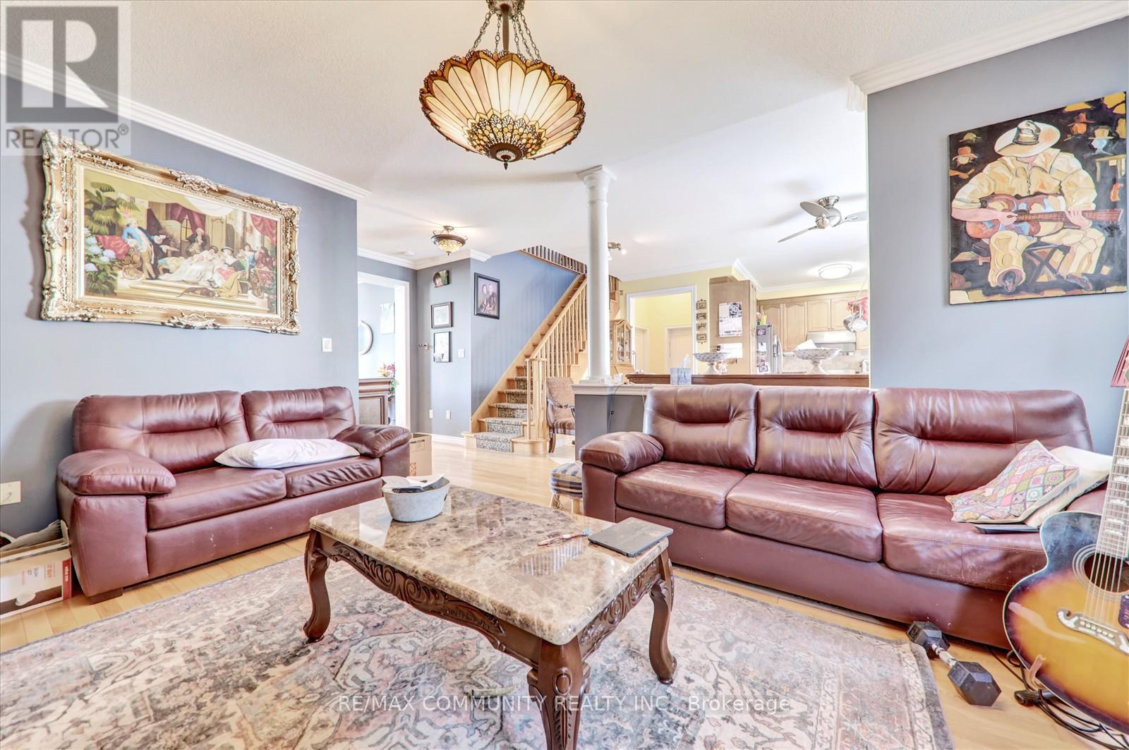 Photo 14 of 37 Condarcuri Crescent, Markham ON