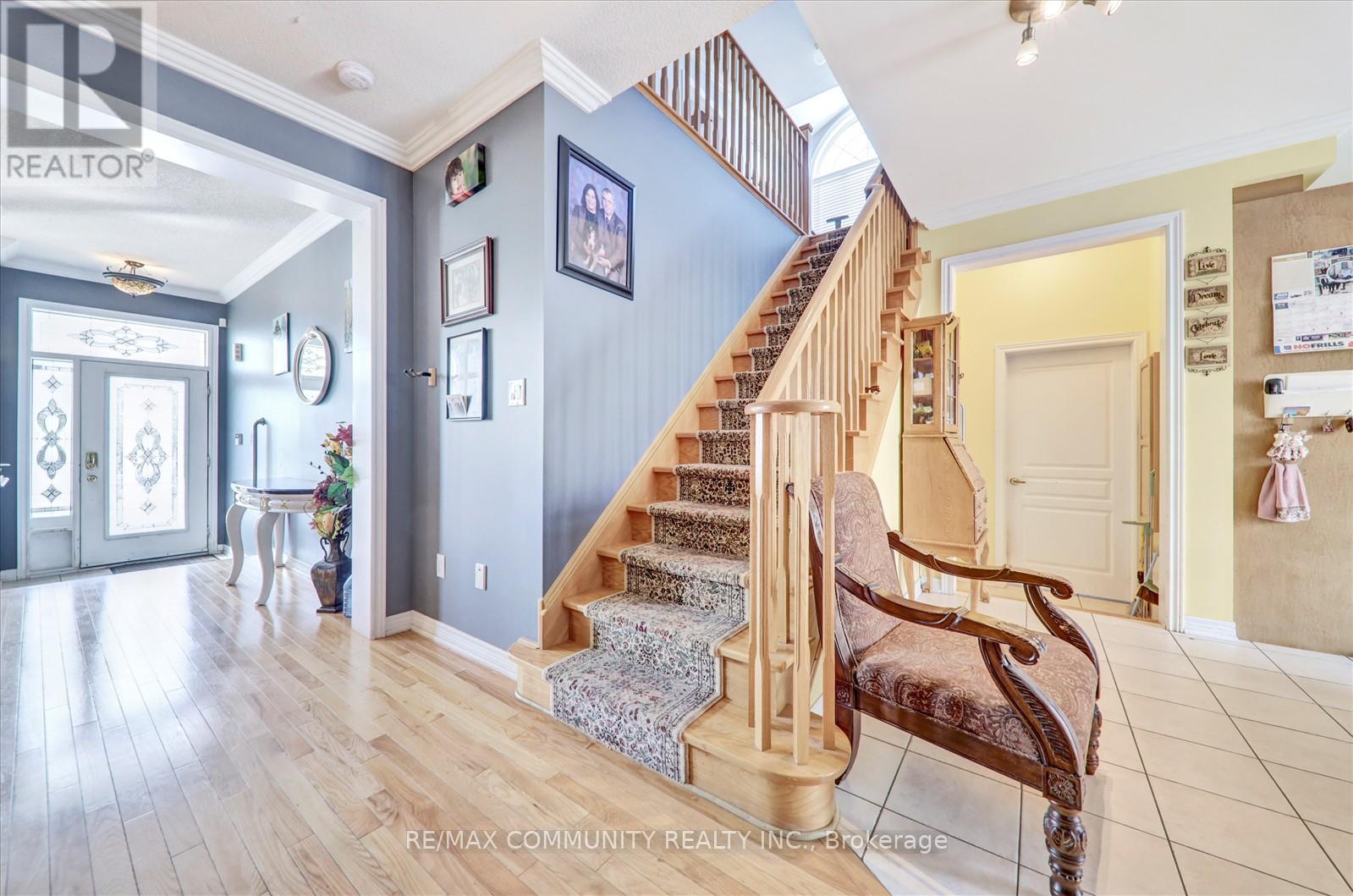Photo 15 of 37 Condarcuri Crescent, Markham ON