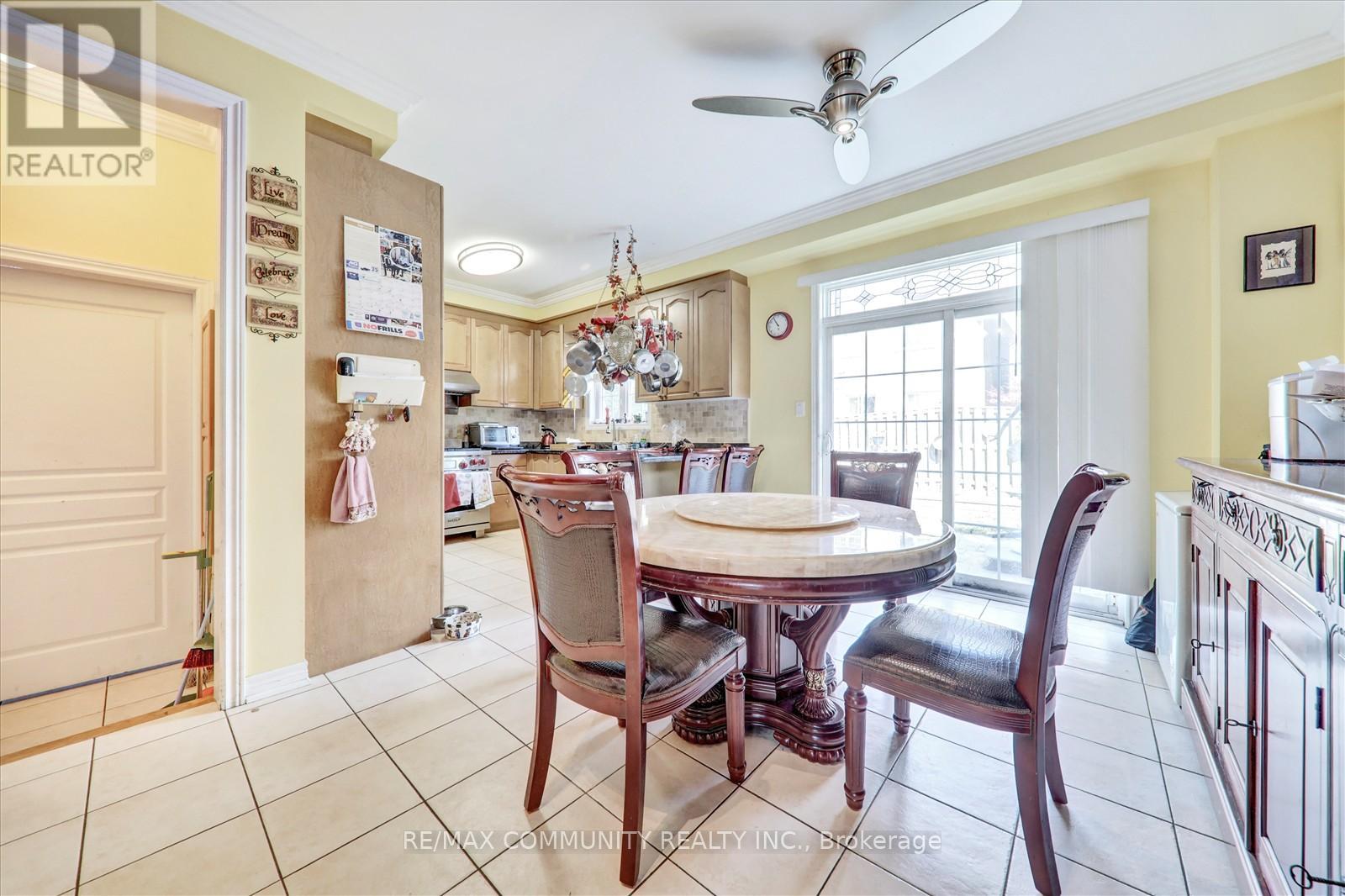 Photo 16 of 37 Condarcuri Crescent, Markham ON