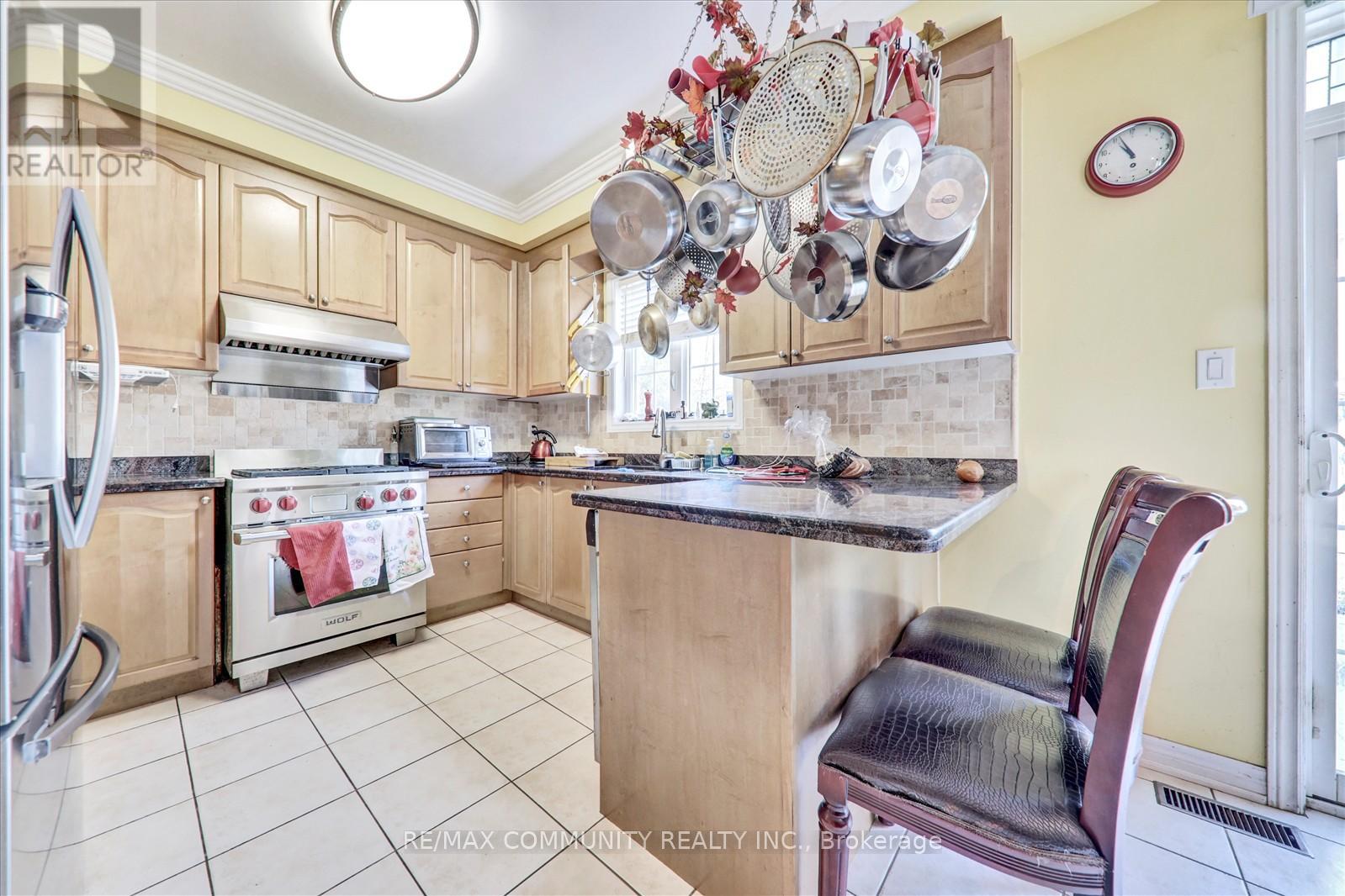 Photo 17 of 37 Condarcuri Crescent, Markham ON