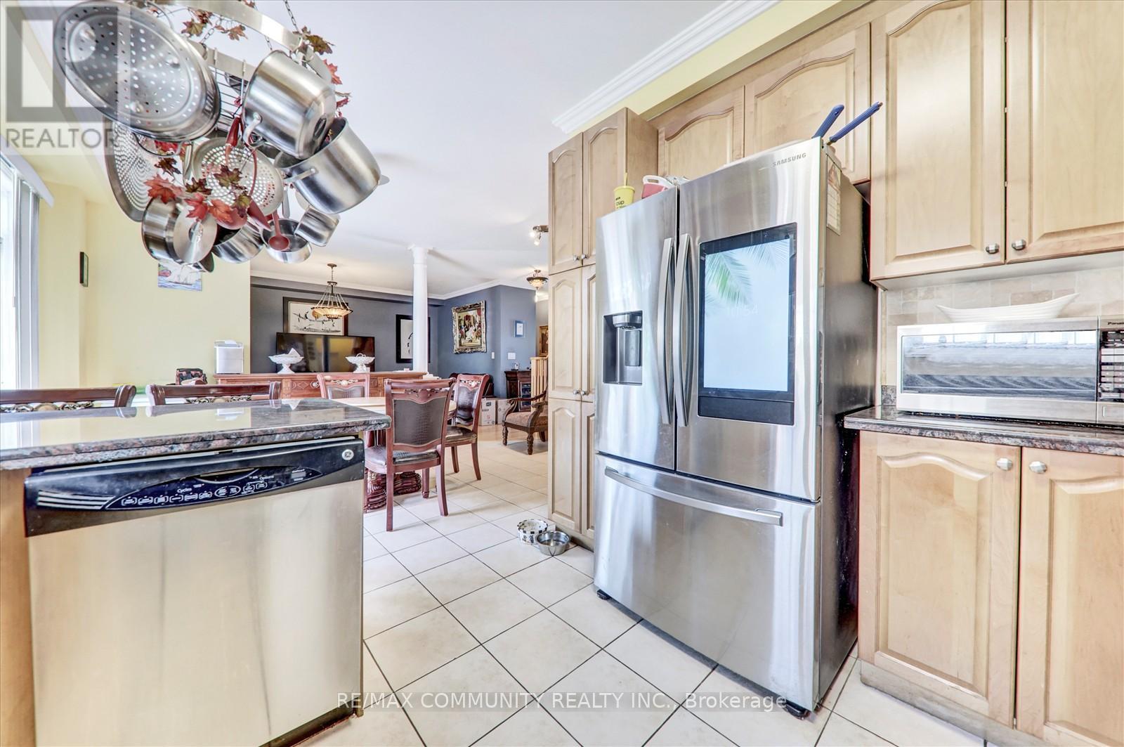 Photo 19 of 37 Condarcuri Crescent, Markham ON