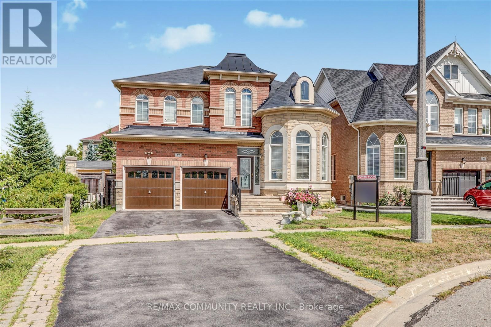Photo 2 of 37 Condarcuri Crescent, Markham ON