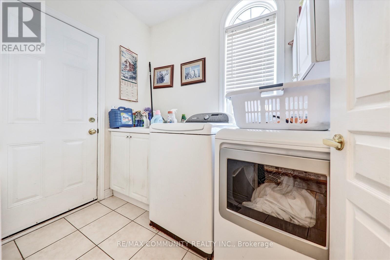 Photo 20 of 37 Condarcuri Crescent, Markham ON