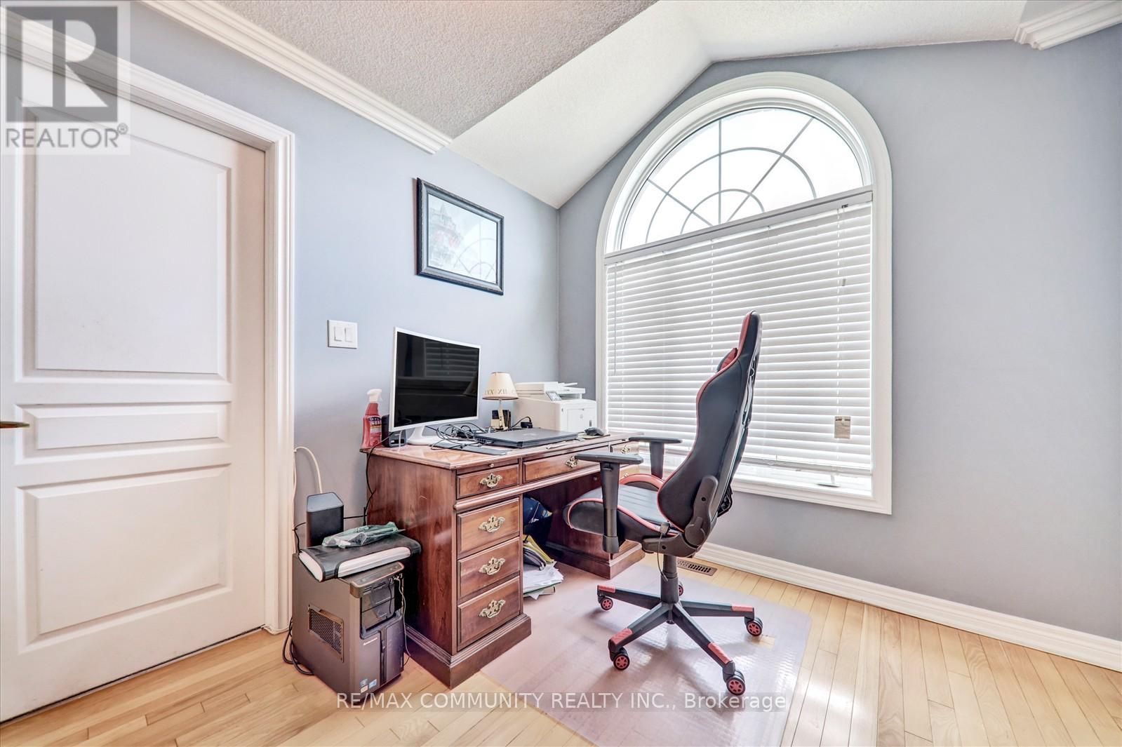 Photo 21 of 37 Condarcuri Crescent, Markham ON