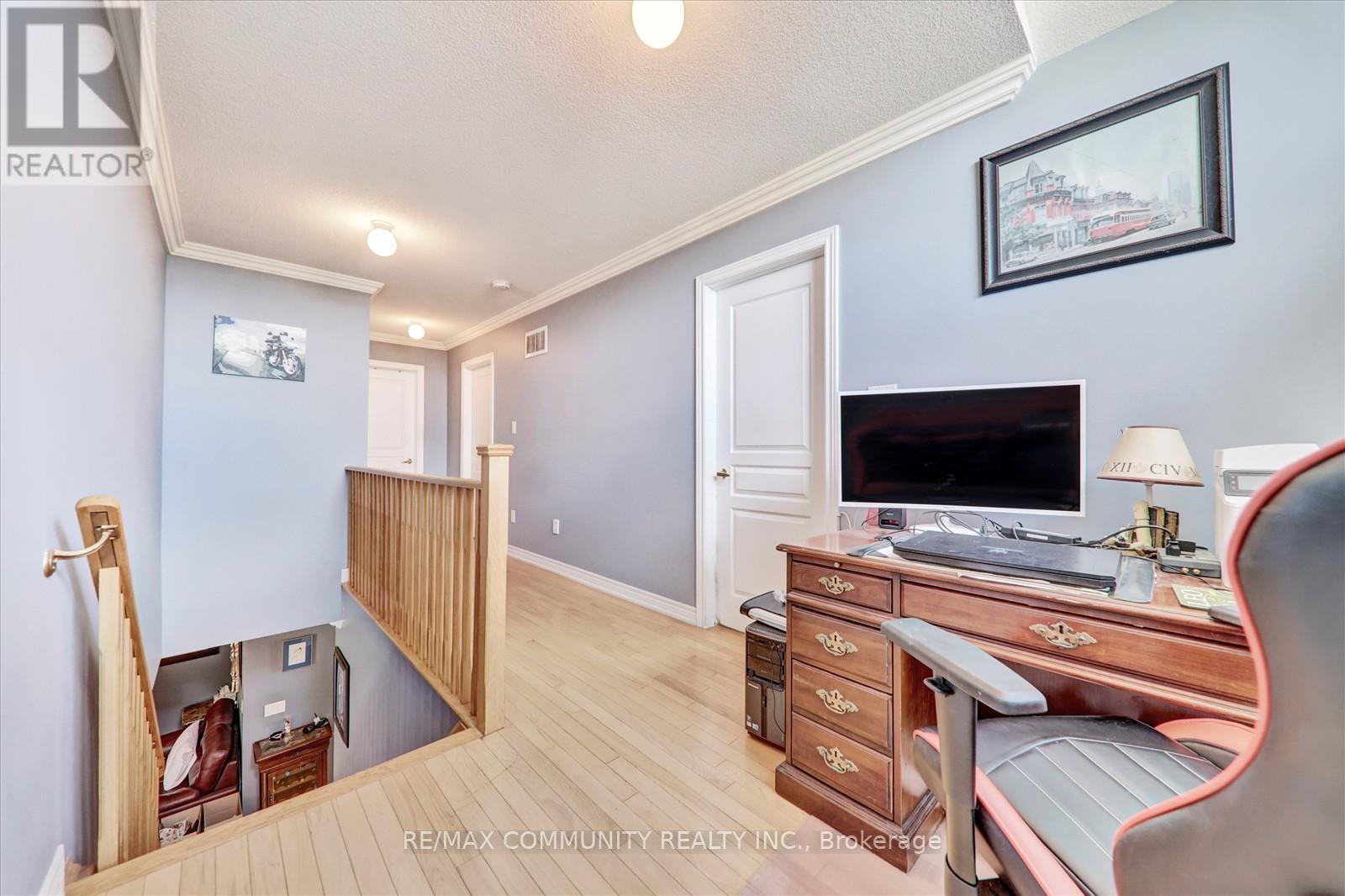 Photo 22 of 37 Condarcuri Crescent, Markham ON