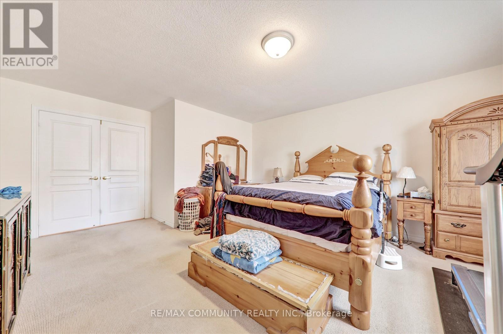 Photo 24 of 37 Condarcuri Crescent, Markham ON
