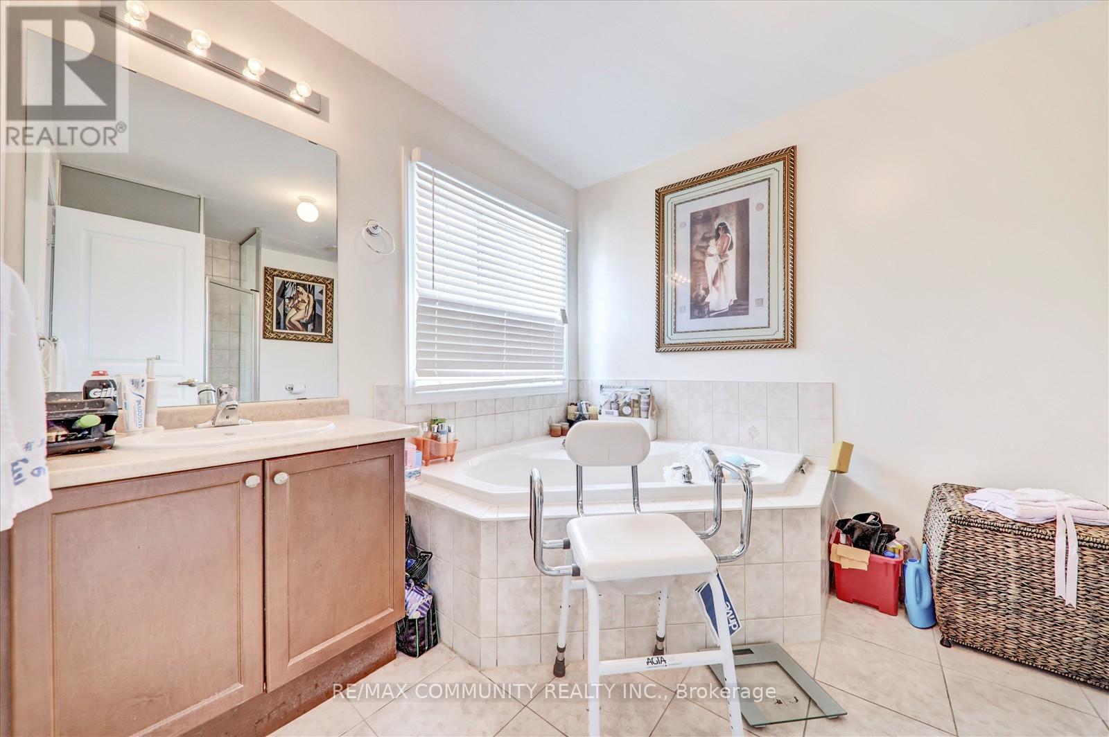 Photo 25 of 37 Condarcuri Crescent, Markham ON