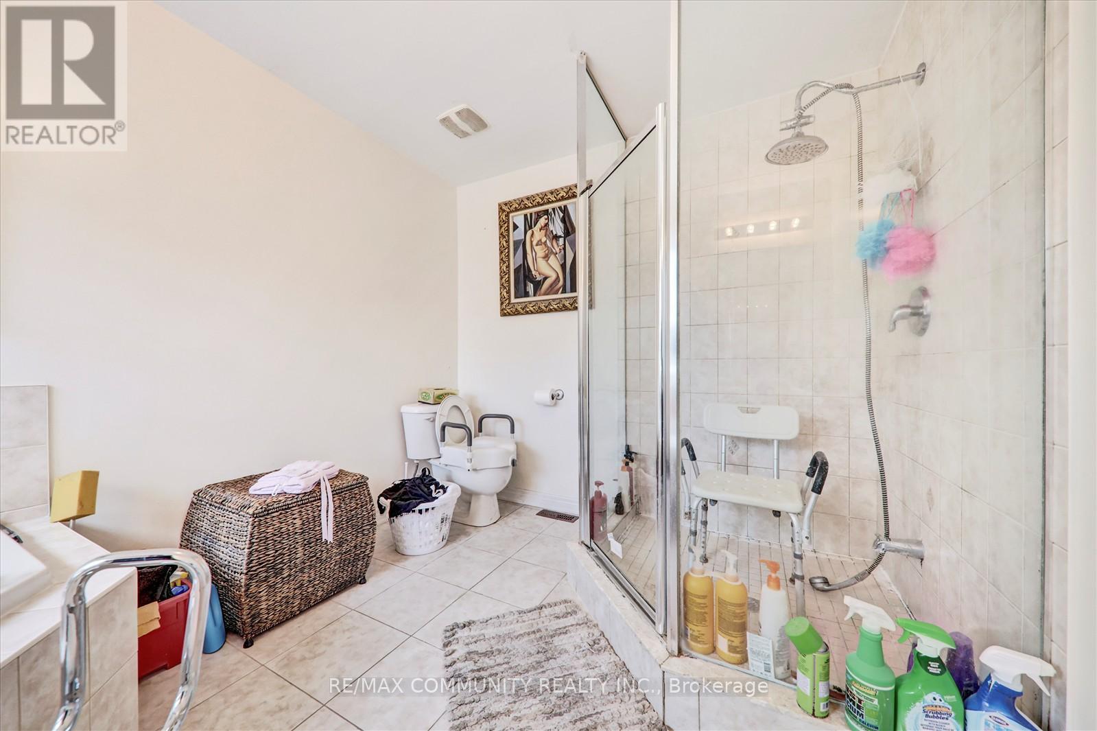 Photo 26 of 37 Condarcuri Crescent, Markham ON