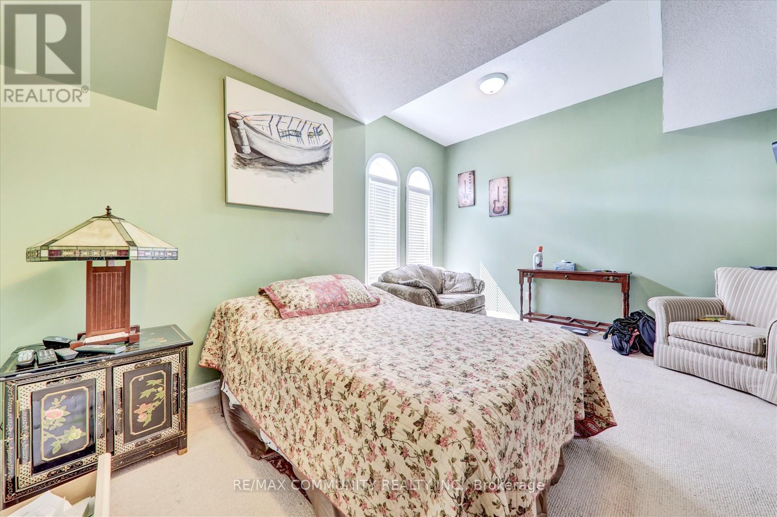 Photo 27 of 37 Condarcuri Crescent, Markham ON