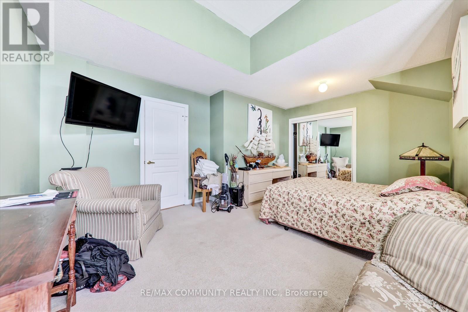 Photo 28 of 37 Condarcuri Crescent, Markham ON