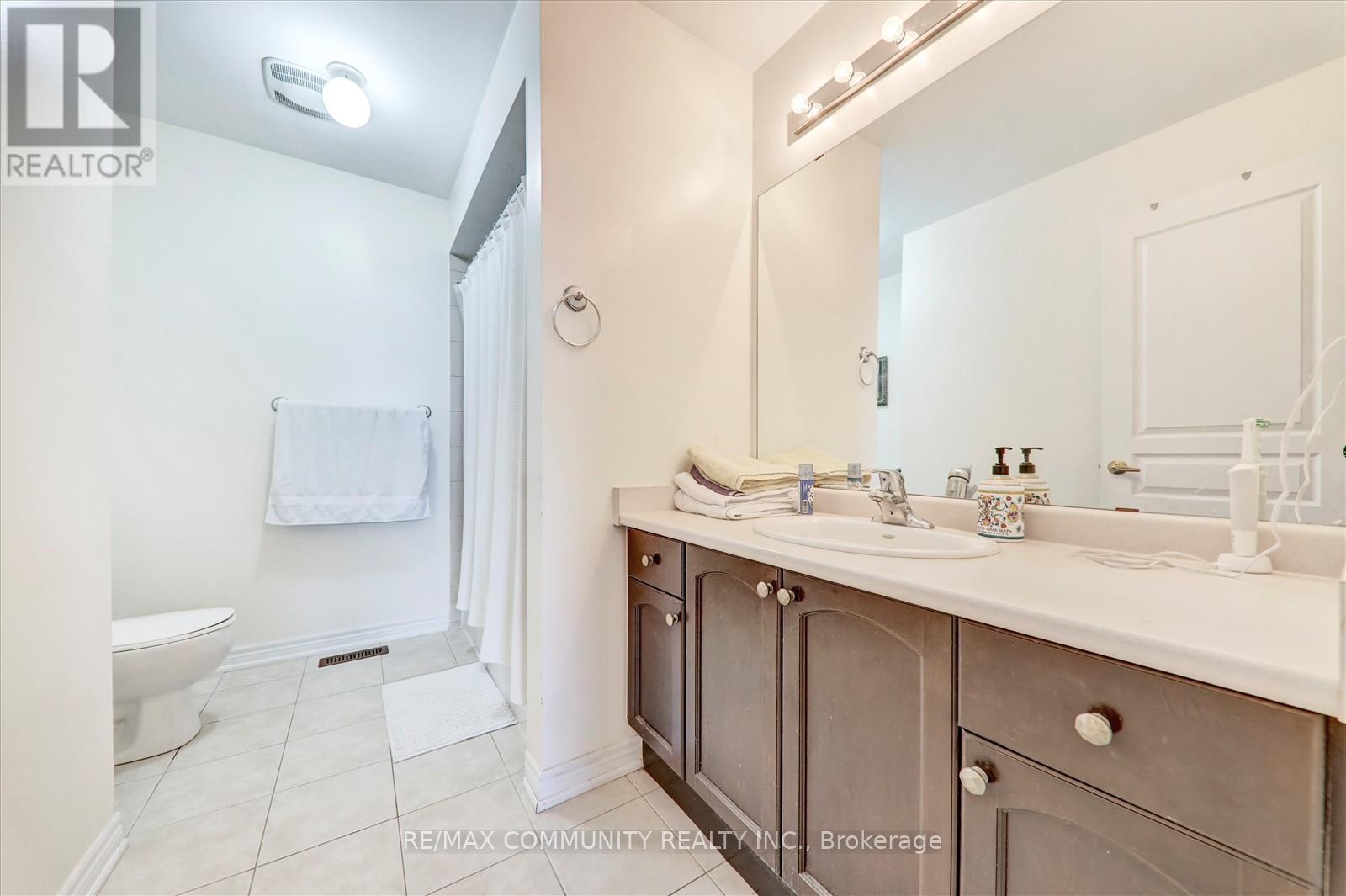 Photo 29 of 37 Condarcuri Crescent, Markham ON