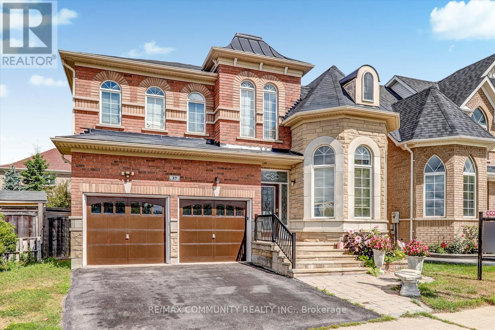 Photo 3 of 37 Condarcuri Crescent, Markham ON