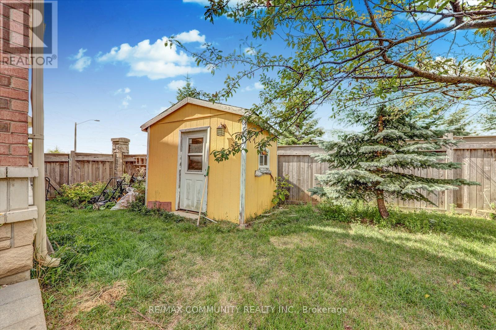 Photo 33 of 37 Condarcuri Crescent, Markham ON