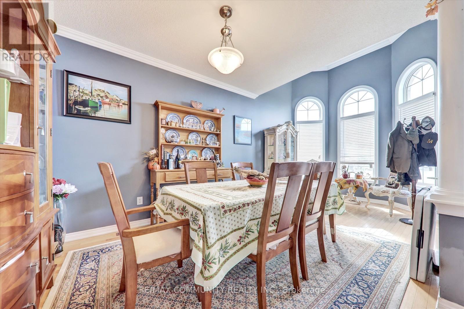 Photo 7 of 37 Condarcuri Crescent, Markham ON