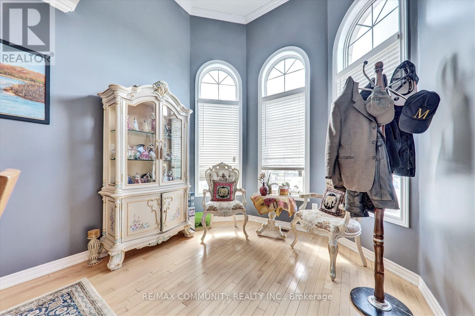 Photo 8 of 37 Condarcuri Crescent, Markham ON