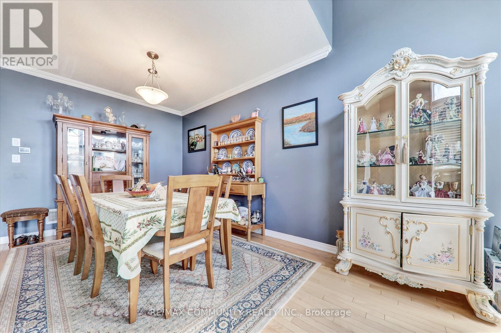 Photo 9 of 37 Condarcuri Crescent, Markham ON