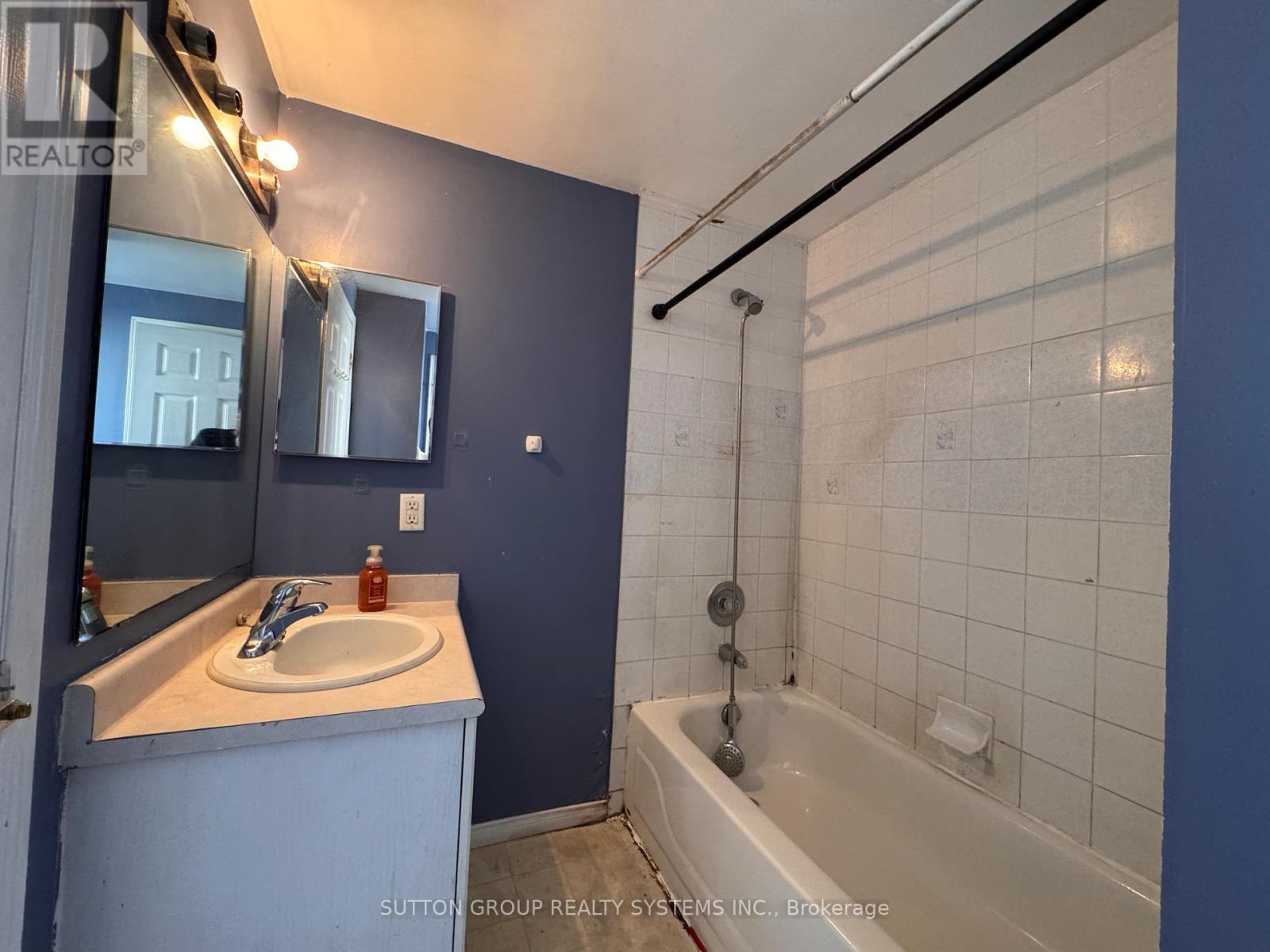 Photo 2 of 53 Hersey Crescent, Barrie ON