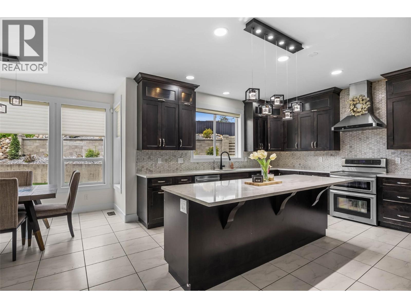 Photo 6 of 825 Fernie Court, Kamloops BC