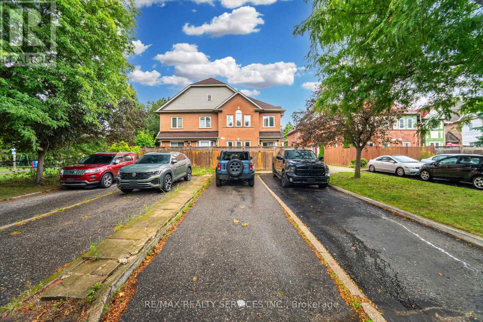 Photo 5 of 27 Rain Lily Lane, Brampton ON