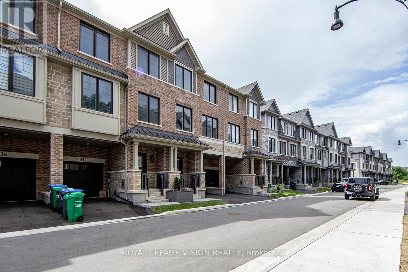 Photo 5 of 32 Folcroft Street, Brampton ON