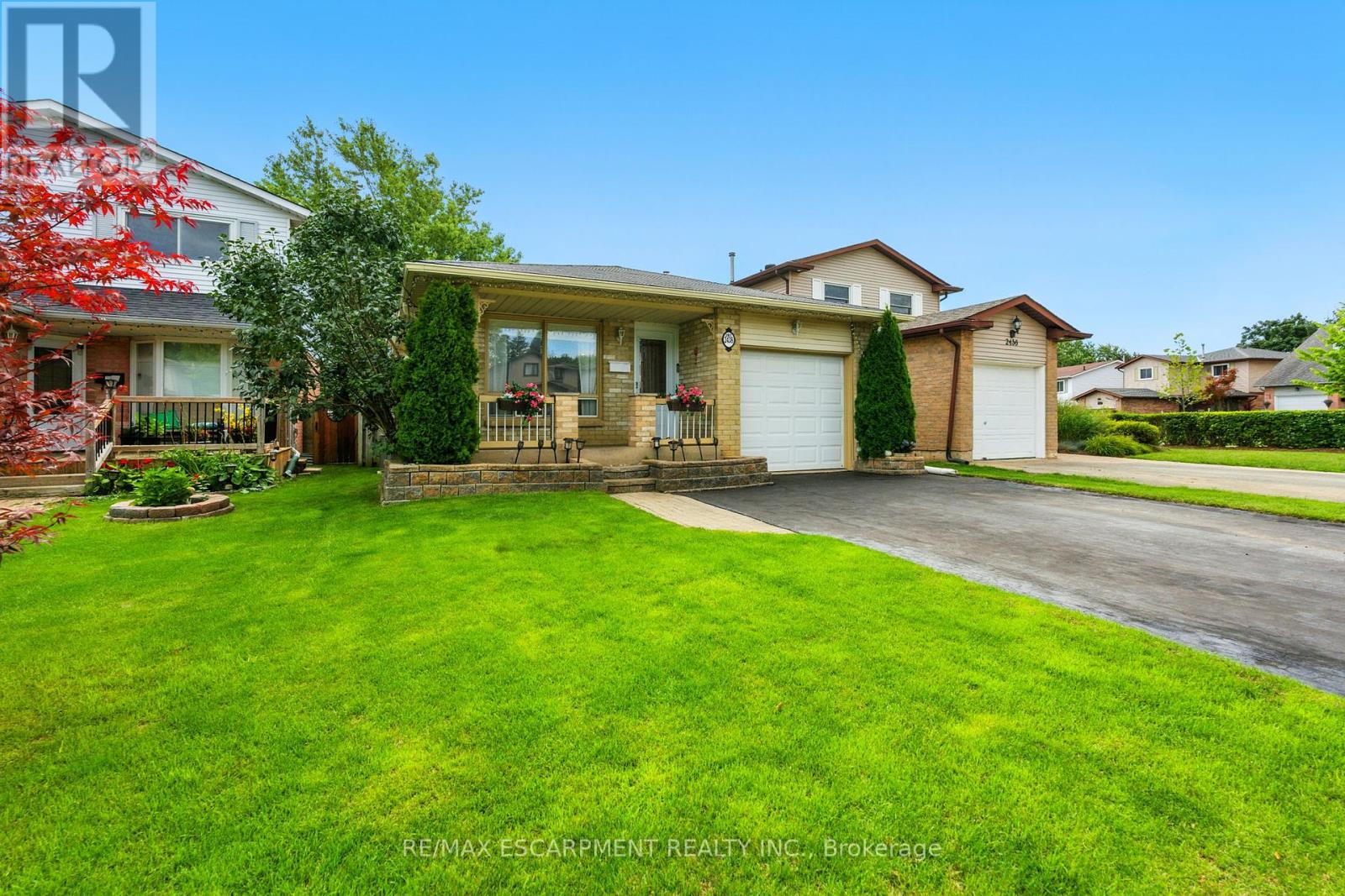 Photo 4 of 2438 Whittaker Drive, Burlington ON