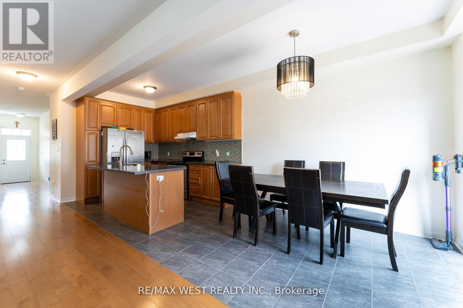 Photo 22 of 40 Yellowknife Road, Brampton ON