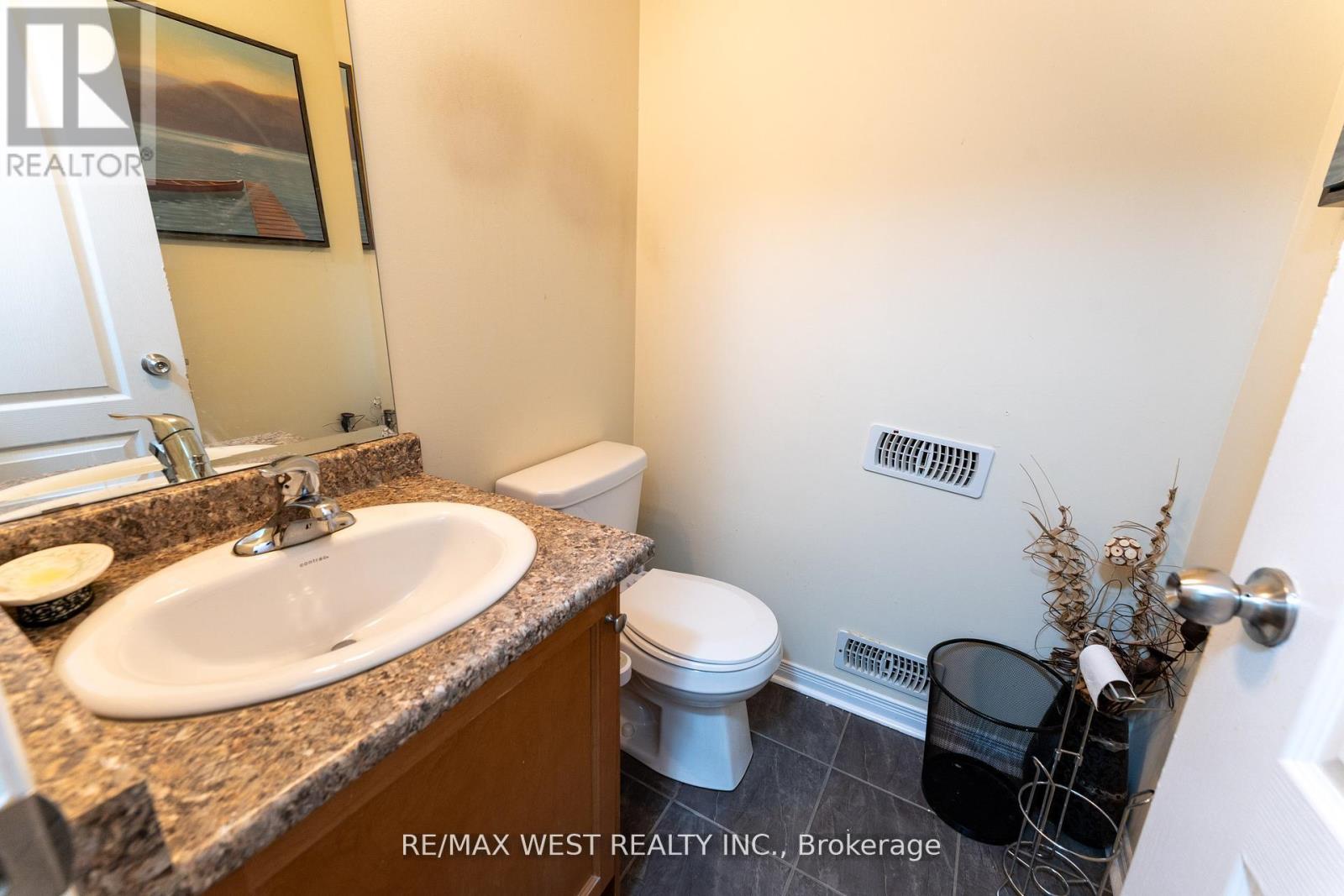 Photo 11 of 40 Yellowknife Road, Brampton ON