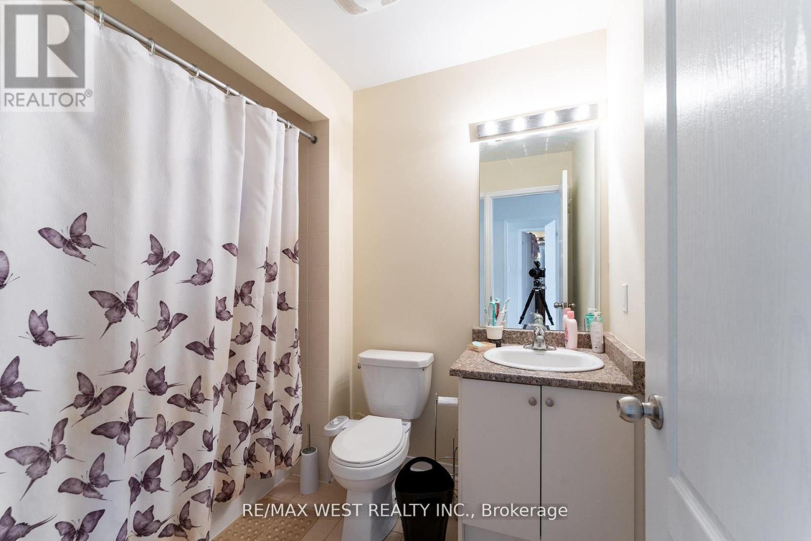 Photo 25 of 40 Yellowknife Road, Brampton ON