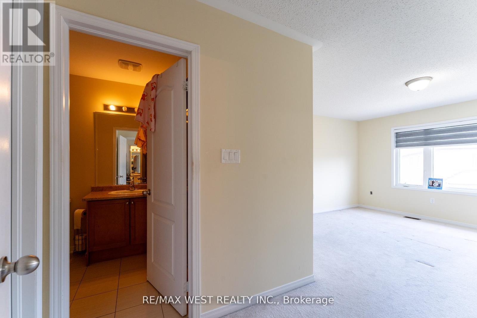 Photo 34 of 40 Yellowknife Road, Brampton ON