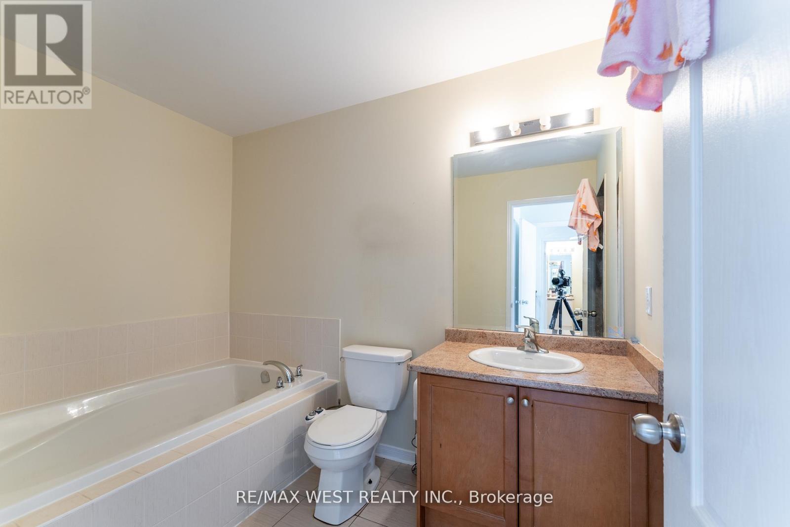 Photo 26 of 40 Yellowknife Road, Brampton ON