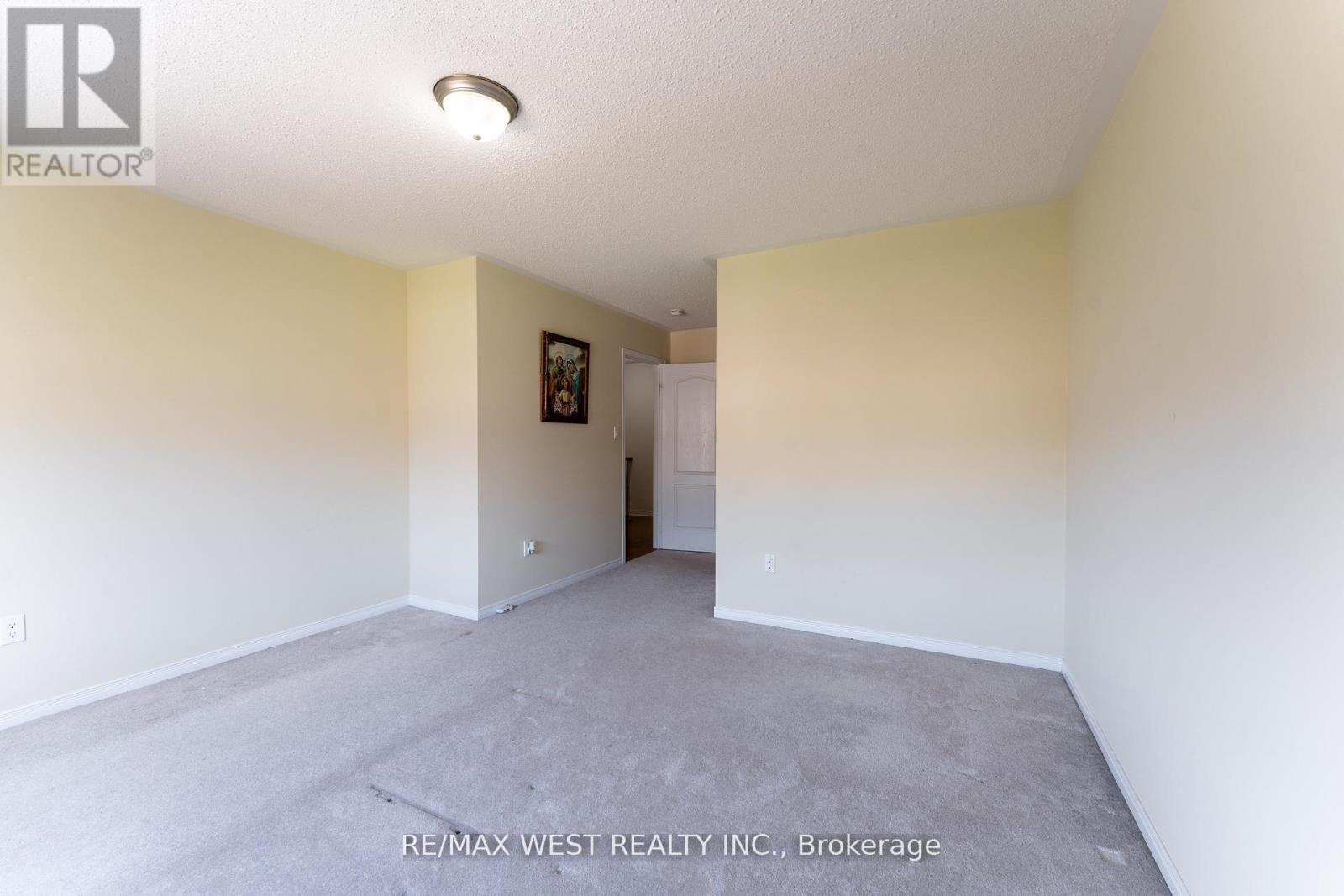 Photo 15 of 40 Yellowknife Road, Brampton ON