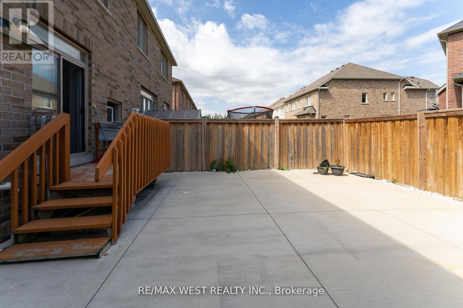 Photo 3 of 40 Yellowknife Road, Brampton ON