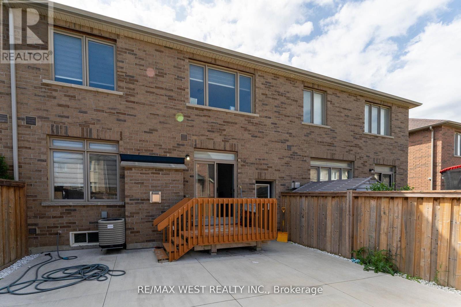 Photo 19 of 40 Yellowknife Road, Brampton ON