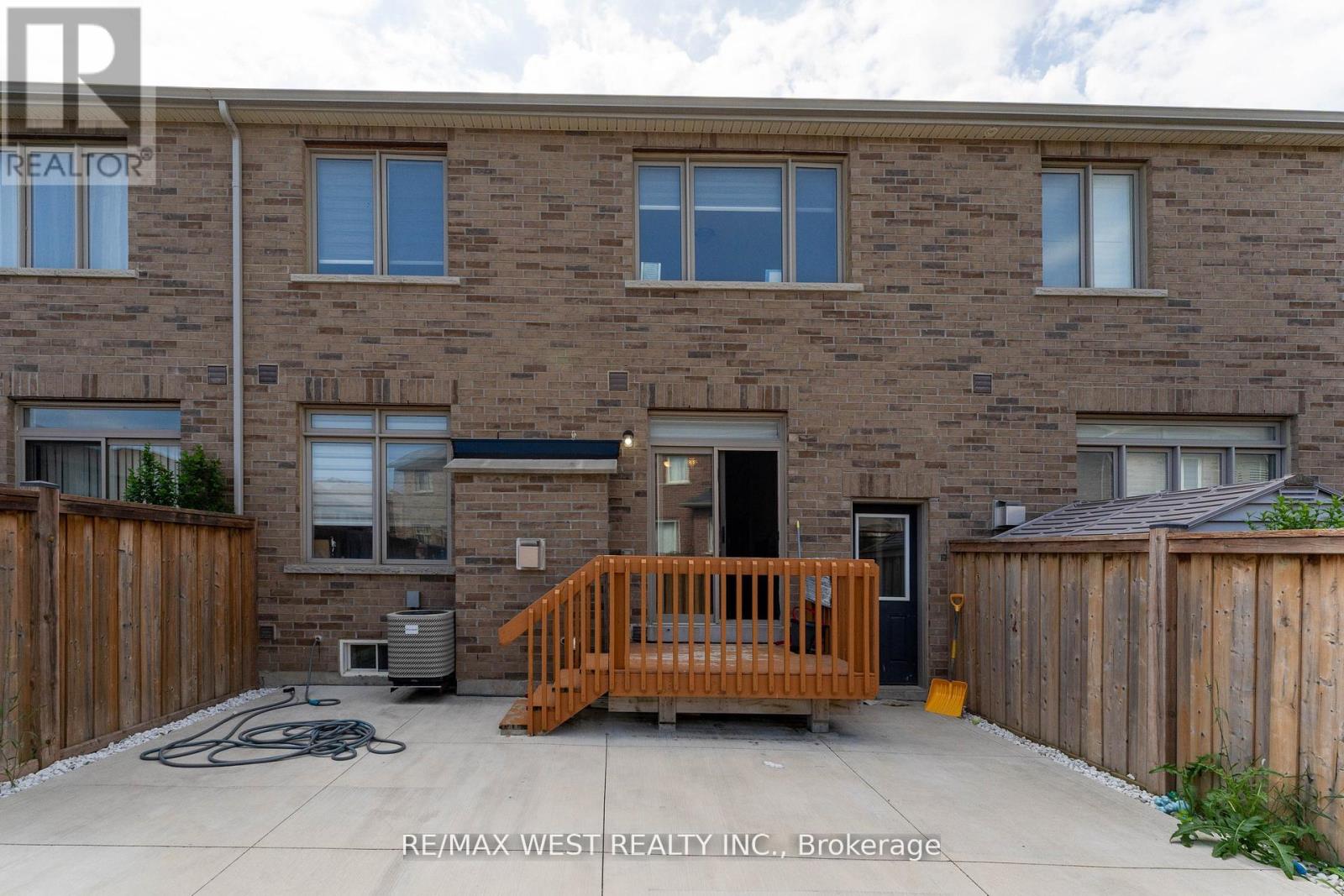 Photo 12 of 40 Yellowknife Road, Brampton ON