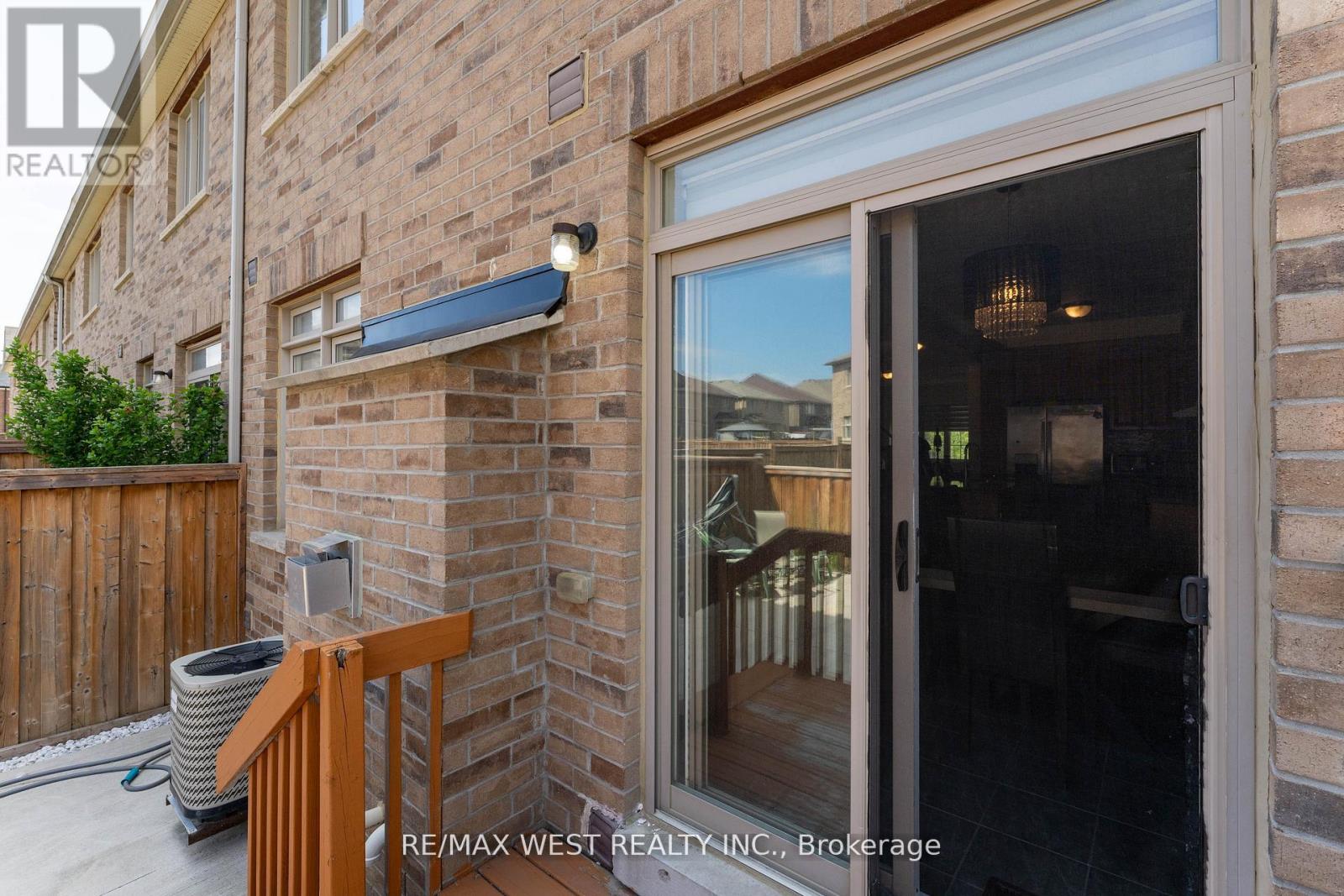 Photo 18 of 40 Yellowknife Road, Brampton ON