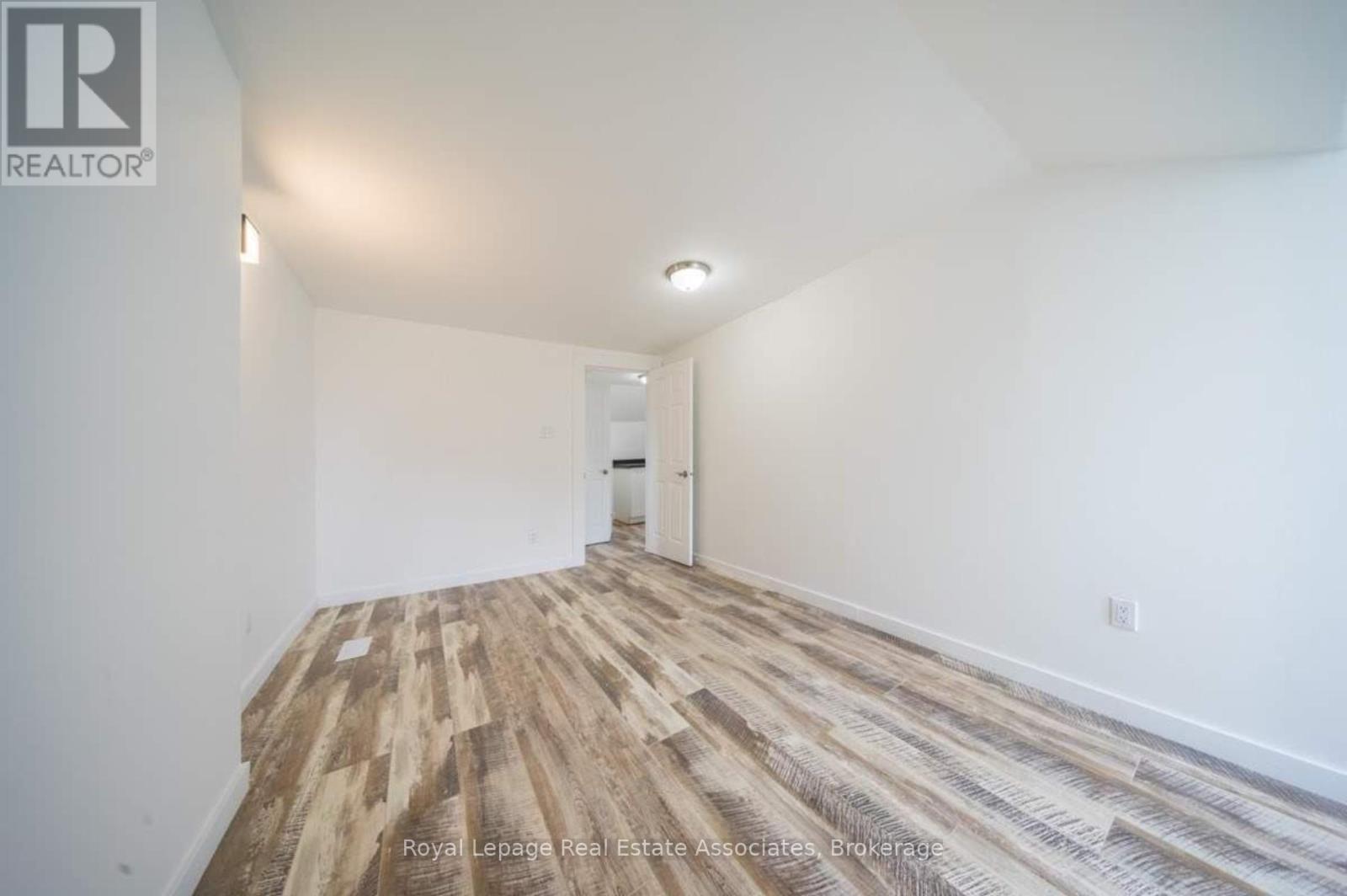 Photo 7 of 881 Lakeshore Road E, Mississauga ON