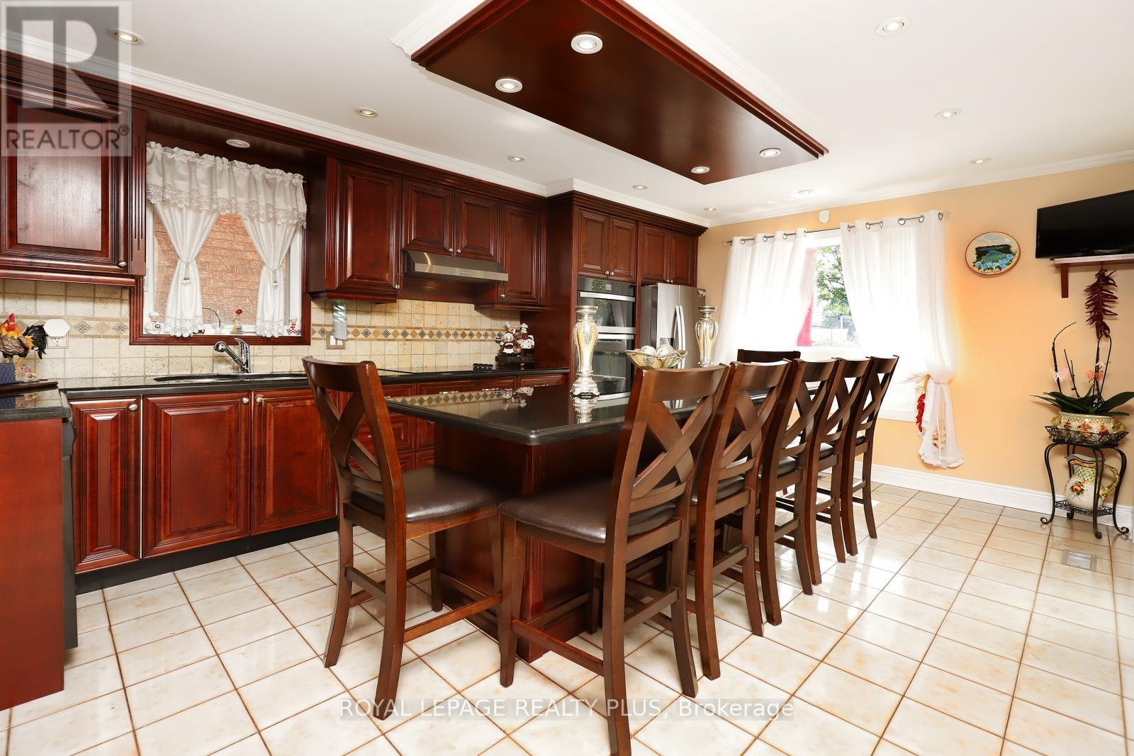 Photo 5 of 1086 Hedge Drive, Mississauga ON
