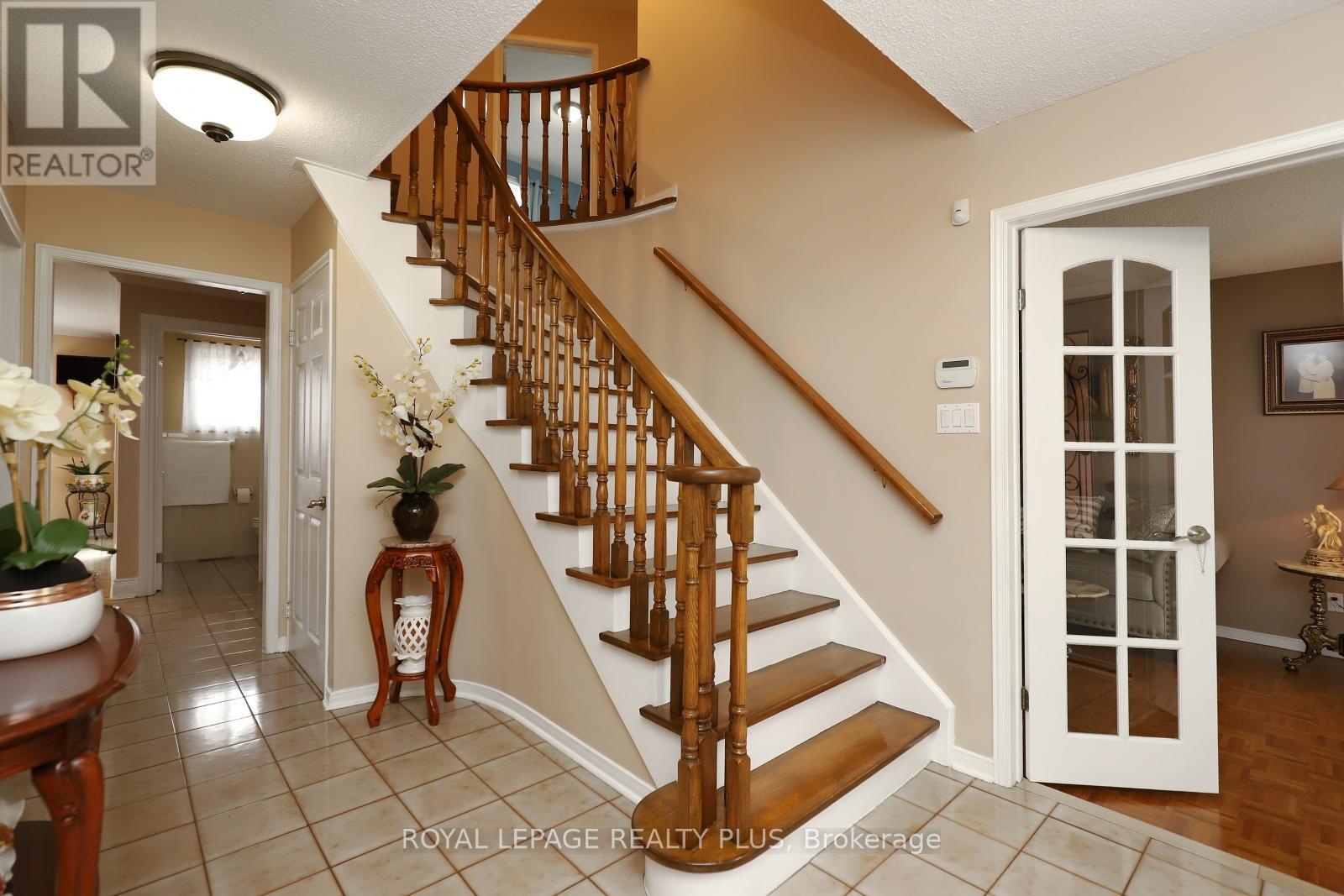 Photo 4 of 1086 Hedge Drive, Mississauga ON