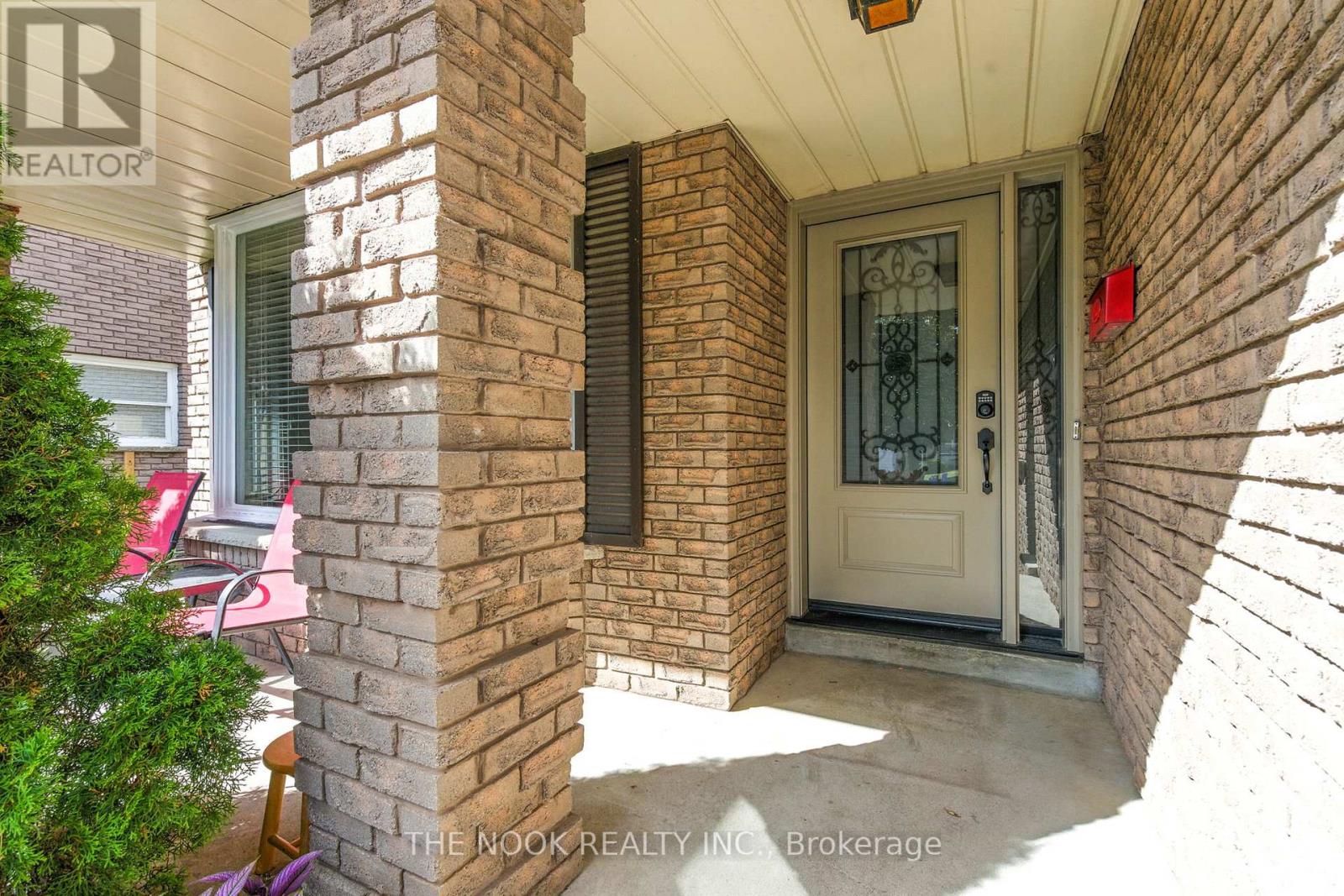 Photo 3 of 204 Eastlawn Street, Oshawa ON