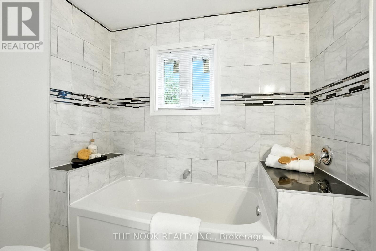 Photo 30 of 204 Eastlawn Street, Oshawa ON