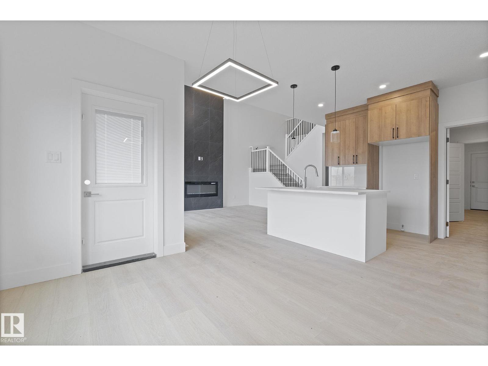 Photo 12 of 2508 210 St Nw, Edmonton AB