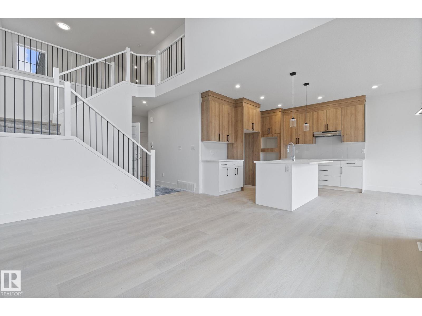 Photo 9 of 2508 210 St Nw, Edmonton AB