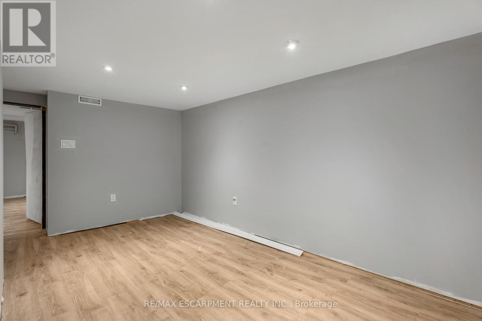 Photo 3 of 197 Emerald Street N, Hamilton ON