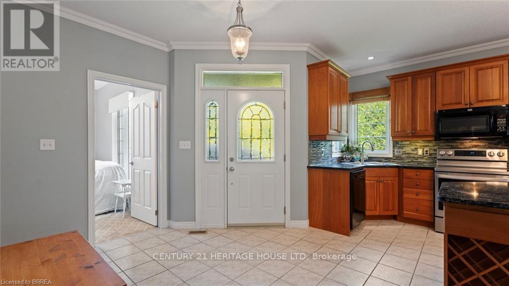 Photo 13 of 2 Hunter Drive S, Norfolk ON