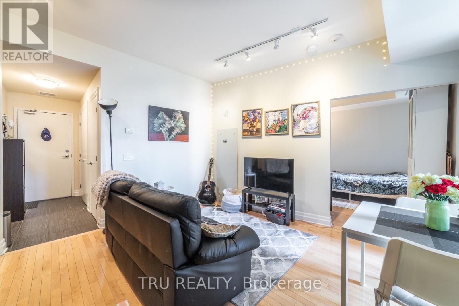 Photo 3 of 807 245 Kent Street, Ottawa ON