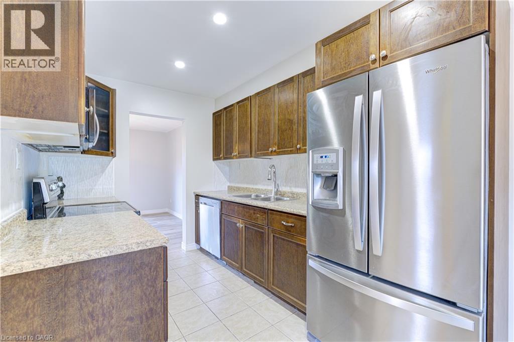 Photo 13 of 3045 Driftwood Drive, Burlington ON