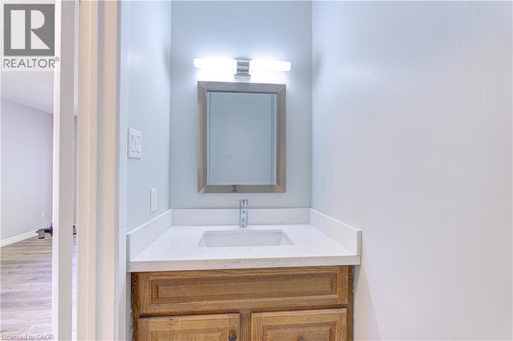 Photo 16 of 3045 Driftwood Drive, Burlington ON