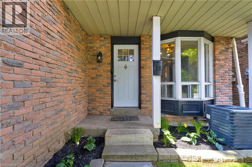Photo 4 of 3045 Driftwood Drive, Burlington ON